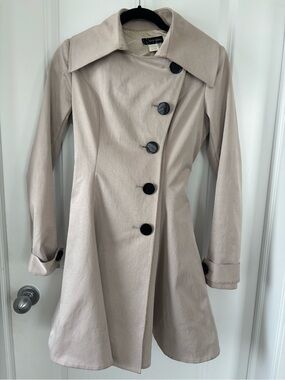 Alvin Valley Tailored Light Beige Trench Coat with Black Buttons